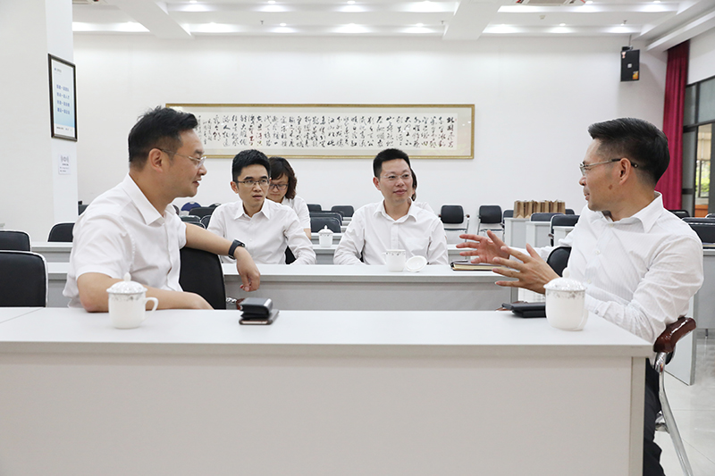图：徐董与工商银行领导亲切友好交流